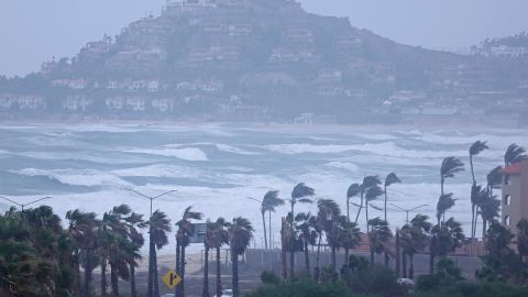 Fotografía del fuerte oleaje ante la llegada del huracán Kay, hoy, en Los Cabos (México). El huracán Kay, de categoría 2 en la escala Saffir-Simpson, seguirá avanzando paralelo a la costa del estado mexicano de Baja California Sur y durante las próximas horas y las primeras del jueves provocará lluvias torrenciales en esa región, informó este miércoles el Servicio Meteorológico Nacional (SMN). EFE/ Jorge Reyes