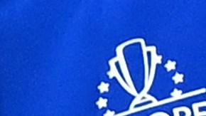 Rafa Nadal (d) no pudo evitar las lágrimas en el retiro de su amigo y rival del tenis, Roger Federer (i).