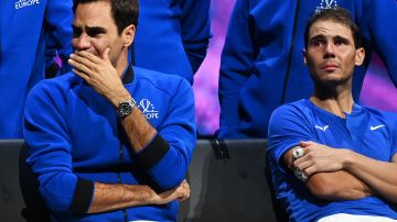 Rafa Nadal (d) no pudo evitar las lágrimas en el retiro de su amigo y rival del tenis, Roger Federer (i).