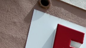 Una marquesina de la tienda Family Dollar sobre un muro de color café.