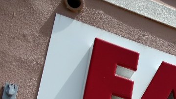 Una marquesina de la tienda Family Dollar sobre un muro de color café.