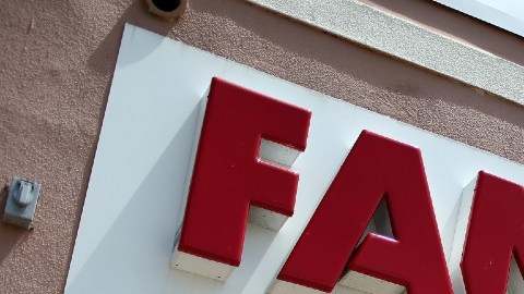 Una marquesina de la tienda Family Dollar sobre un muro de color café.