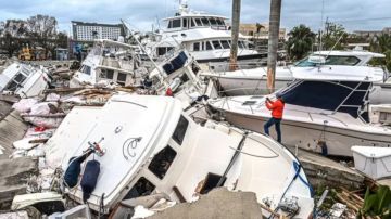 Destrozos al paso del huracán Ian por Fort Myers, Florida.