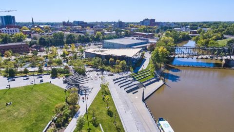 Imagen aérea de la ciudad de Fort Wayne en Indiana.