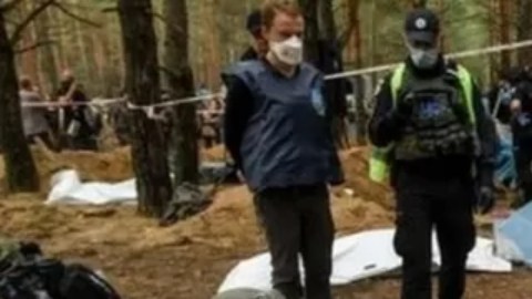 Se cree que más de 400 personas fueron enterradas en las afueras de Izium, en Ucrania.
