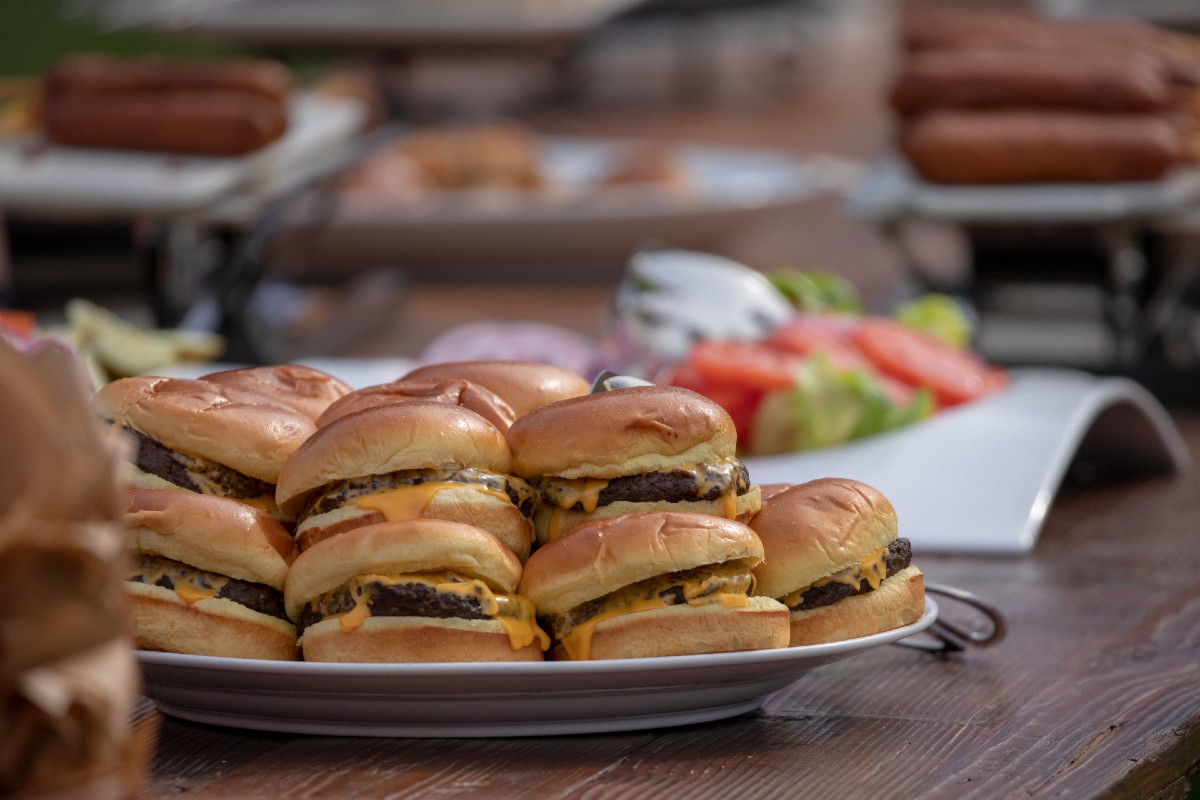 Muchas de las promociones del Día Nacional de la Hamburguesa se ofrecen a través de las aplicaciones de las distintas cadenas de comida rápida.