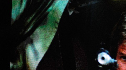 Imagen del actor Harrison Ford mientras apunta con un blaster en la película Star Wars.