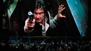 Imagen del actor Harrison Ford mientras apunta con un blaster en la película Star Wars.