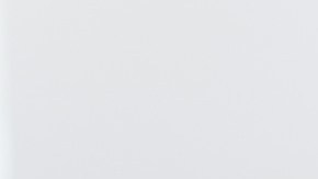 Imagen de unas llaves dentro de una chapa en la puerta abierta de una vivienda.