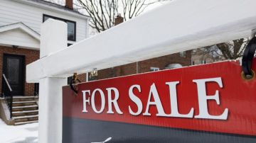 Imagen de un letrero blanco de venta de vivienda.