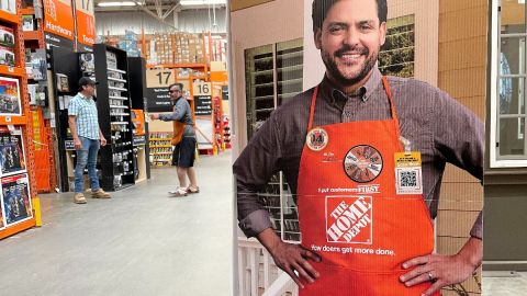 Un cartón con forma de un trabajador de Home Depot dentro de una tienda.