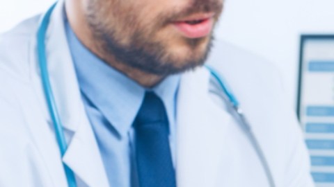 Mujer debe usar silla de ruedas porque el peso de sus implantes mamarios no la deja caminar