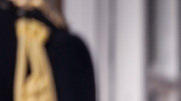 Imagen de la reina Isabel II en un vestido de color lila.