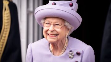 Imagen de la reina Isabel II en un vestido de color lila.