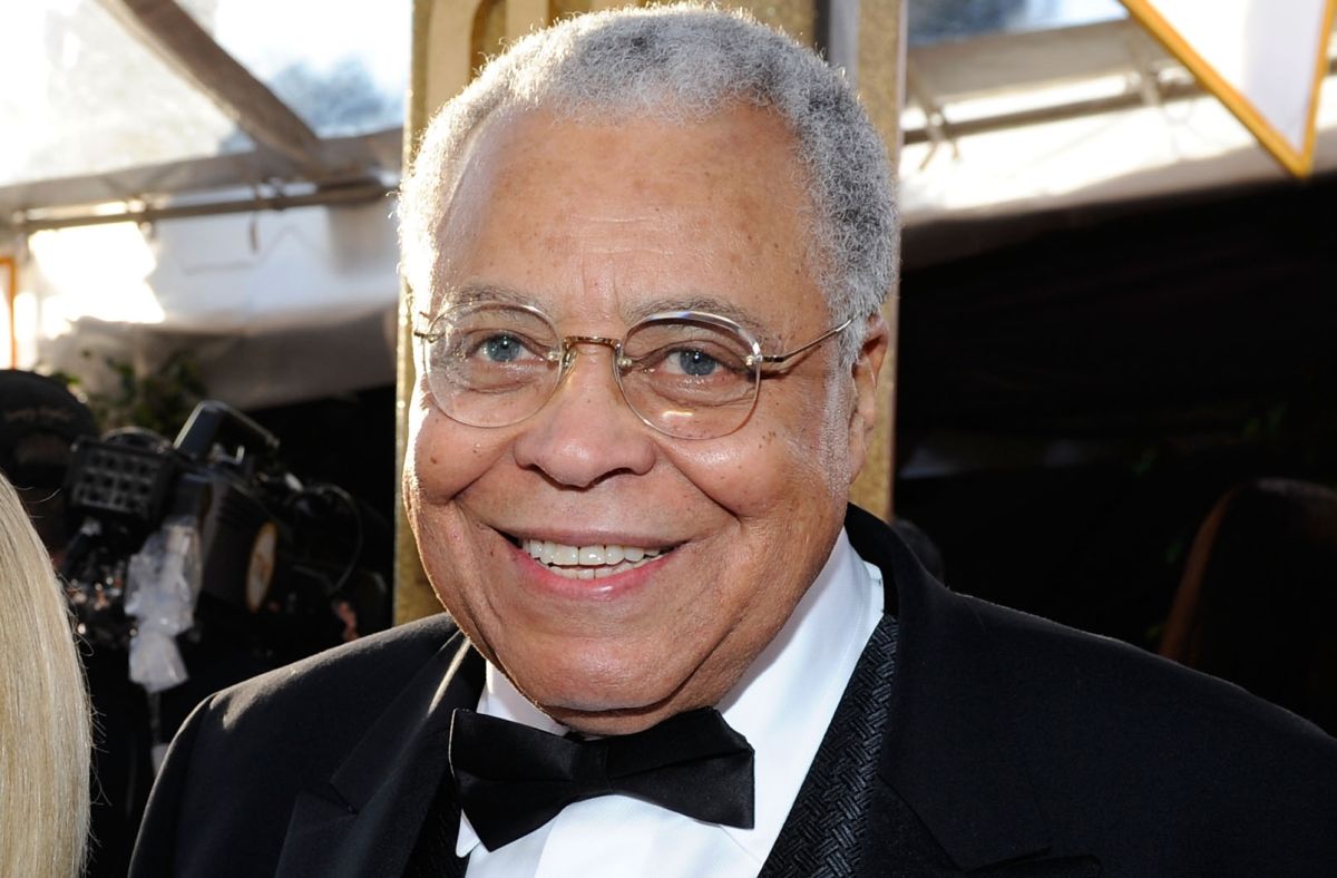 El actor James Earl Jones anuncia que ya no hará más la voz de “Darth ...