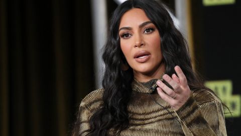 Imagen de Kim Kardashian mientras habla en un evento.