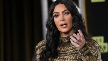 Imagen de Kim Kardashian mientras habla en un evento.