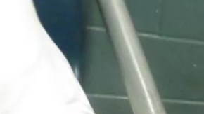 Reclusos durmiendo en el suelo en la clínica del Centro de Recepción de Reclusos de la cárcel del condado de LA.