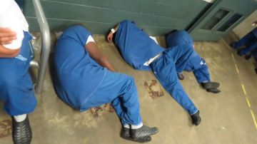 Reclusos durmiendo en el suelo en la clínica del Centro de Recepción de Reclusos de la cárcel del condado de LA.