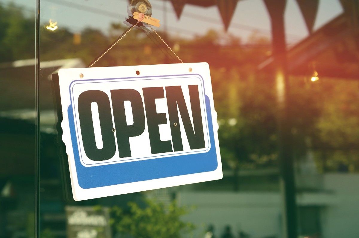 Antes de que visites tu tienda favorita y te lleves una sorpresa en el Día del Trabajo, te contamos qué tiendas y servicios estarán y no estarán abiertos en este feriado.