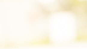Imagen de un teléfono celular con un logotipo de LinkedIn, delante de una computadora personal.