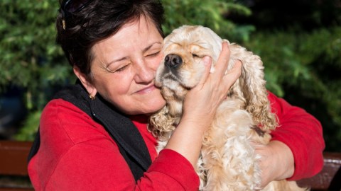 Mujer pasó tres días en el hospital luego de que su perro le defecara en la cara