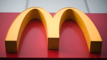 El logotipo de la cadena de comida rápida McDonald's en amarillo sobre un fondo rojo.