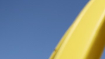 Imagen de una M de color amarillo de la cadena McDonalds, frente a una restaurante.