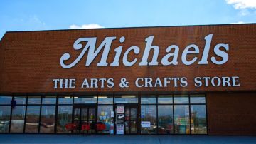 Fachada de una tienda de la cadena de artesanías Michaels.