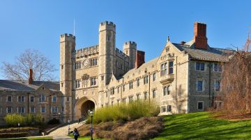 Imagen del edificio principal de la Universidad de Princeton.