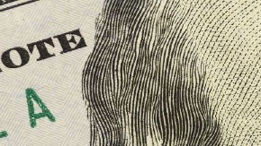 Imagen de un billete de $100 dólares, un cheque de reembolso y un formulario 1040.