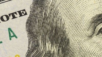 Imagen de un billete de $100 dólares, un cheque de reembolso y un formulario 1040.