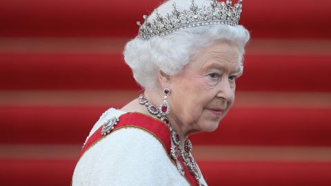 Imagen de la reina Isabel con joyas de la corona británica.