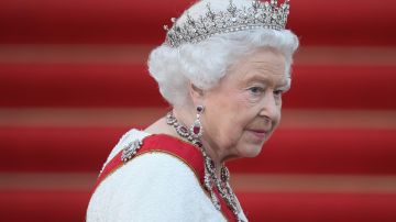 Imagen de la reina Isabel con joyas de la corona británica.
