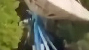 Reportera "protege" micrófono con un condón al informar en vivo sobre el huracán Ian