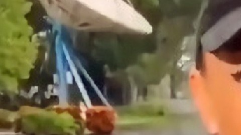 Reportera "protege" micrófono con un condón al informar en vivo sobre el huracán Ian