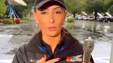Reportera "protege" micrófono con un condón al informar en vivo sobre el huracán Ian