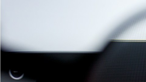 Imagen de una lupa que hace zoom a un logotipo de la empresa Equifax.