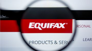 Imagen de una lupa que hace zoom a un logotipo de la empresa Equifax.