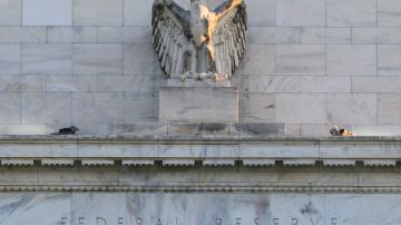 Imagen del edificio de la Reserva Federal con un águila en el centro.