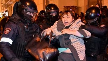 La policía de Moscú arrestó a los manifestantes este miércoles.