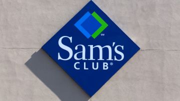 Imagen del logotipo de Sam's Club sobre un muro de color gris.