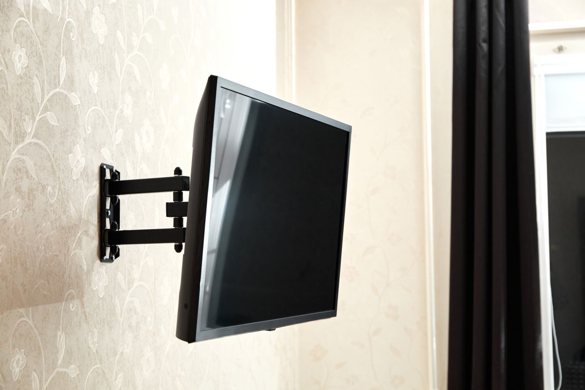 Para saber el tamaño de soporte que necesita tu TV debes conocer el peso y la medición VESA.
