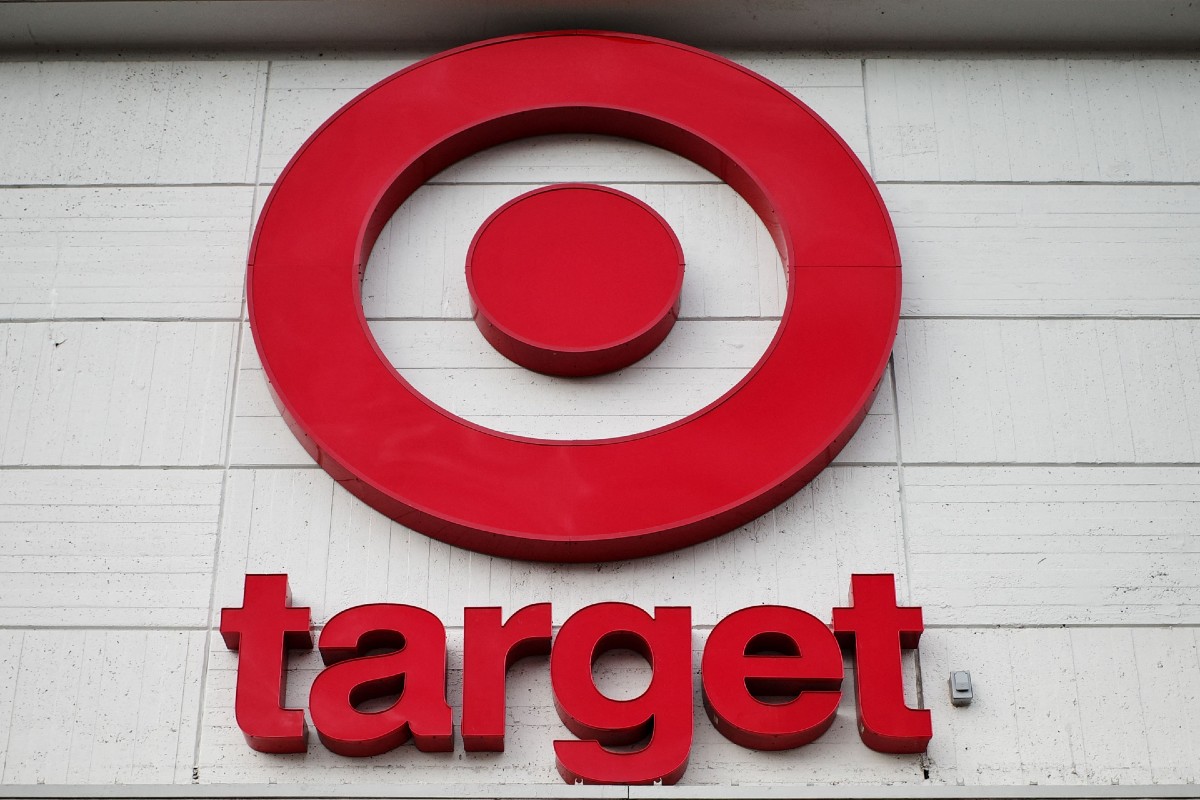 Target anunció la contratación de 100,000 empleados temporales, cifra por debajo de las 130,000 personas que empleó de manera temporal el año pasado. 