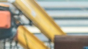 Una persona trabaja en una línea de producción.