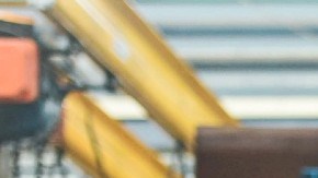 Una persona trabaja en una línea de producción.