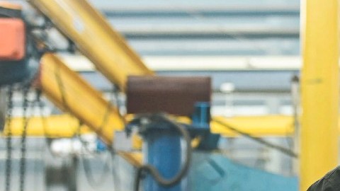 Una persona trabaja en una línea de producción.