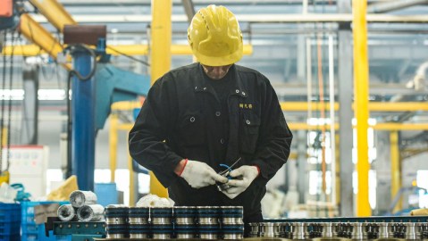 Una persona trabaja en una línea de producción.