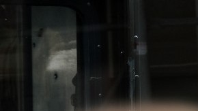 Imagen de un camión de la empresa UPS en color café y dorado.