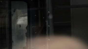 Imagen de un camión de la empresa UPS en color café y dorado.
